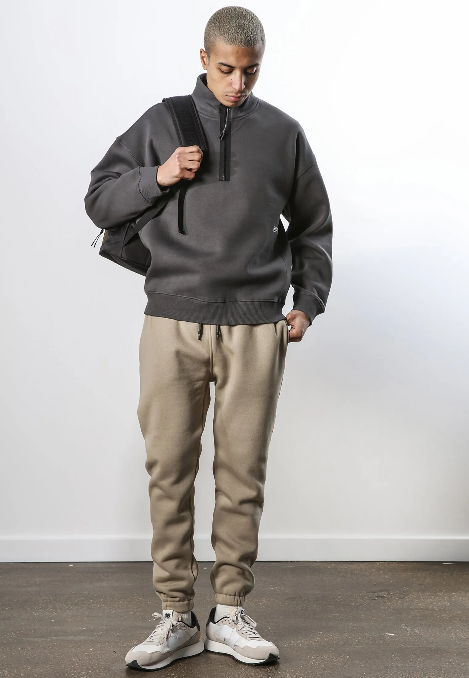 LOGO RELAXED HALF ZIP COAL