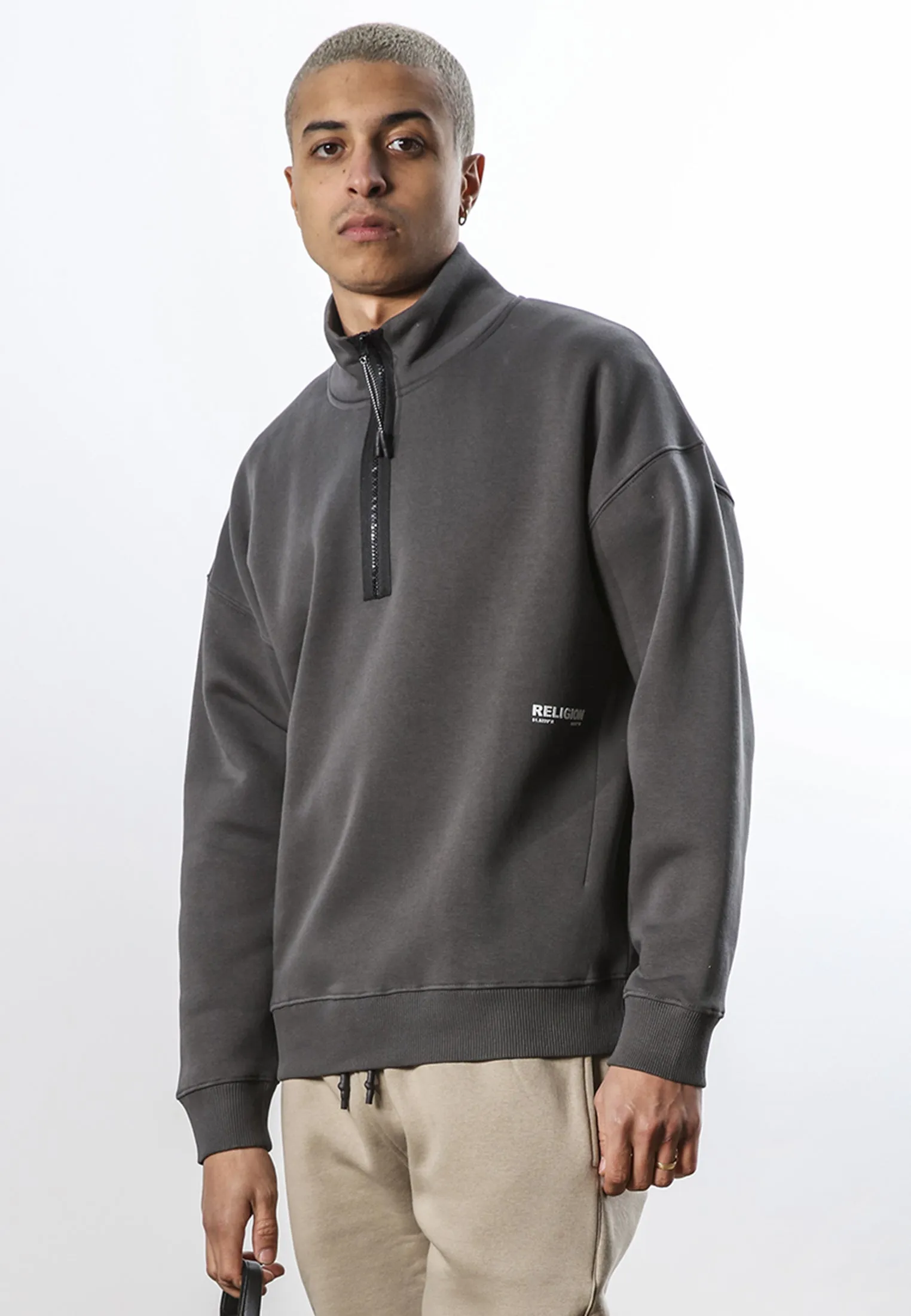 LOGO RELAXED HALF ZIP COAL