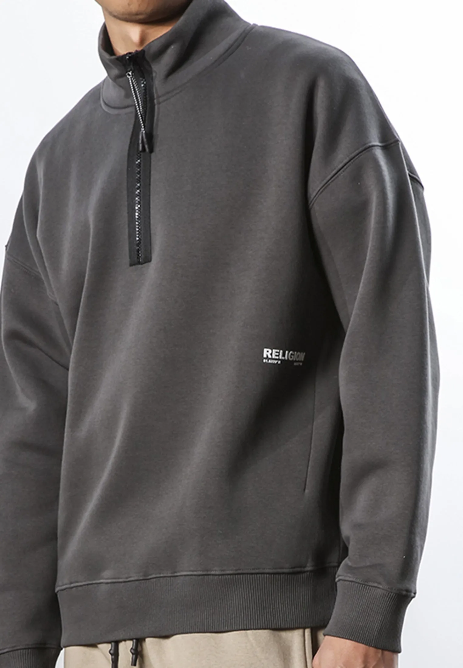 LOGO RELAXED HALF ZIP COAL